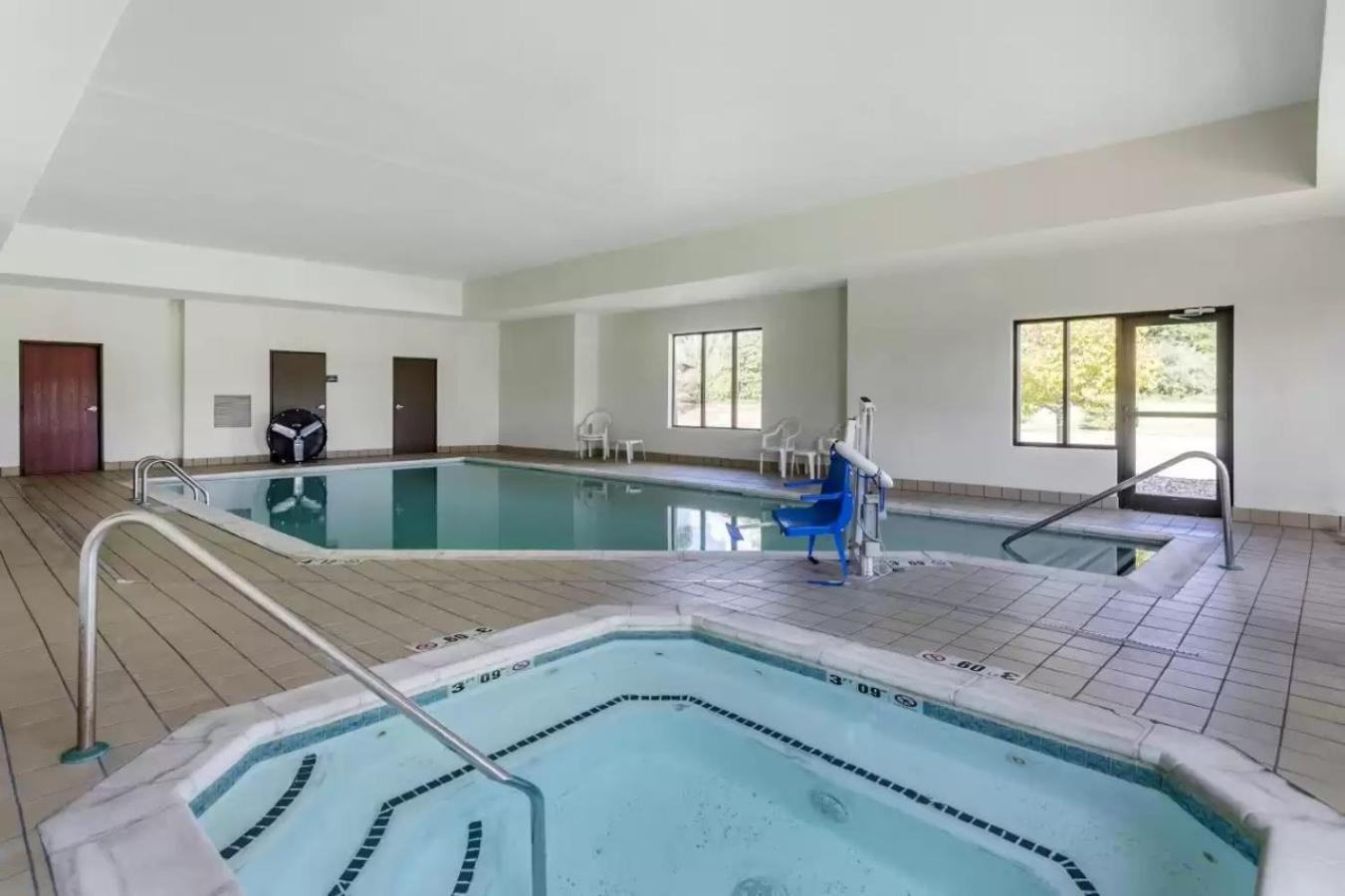 Comfort Inn & Suites Carbondale University Area エクステリア 写真